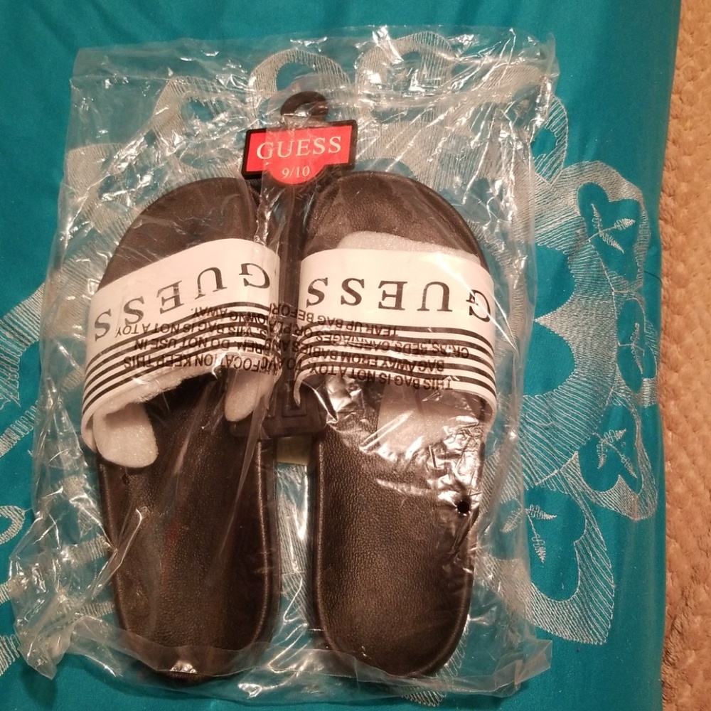 GUESS - Picture 3 of 3